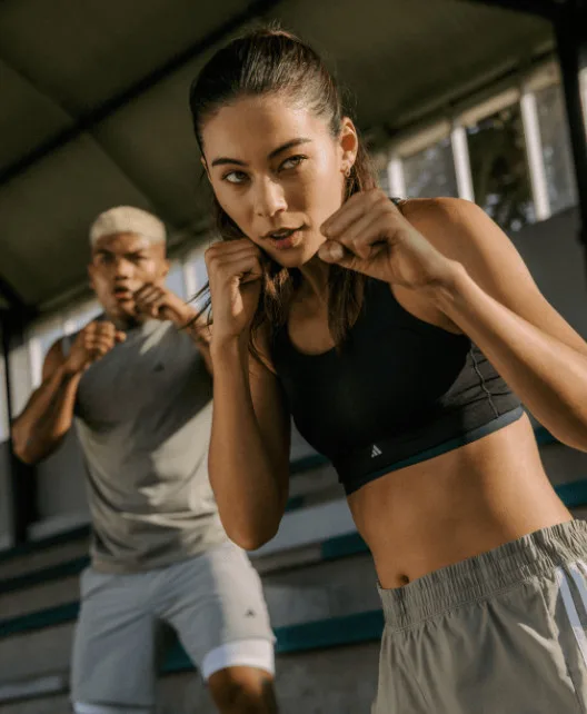 Deux adultes s'entraînant à la boxe