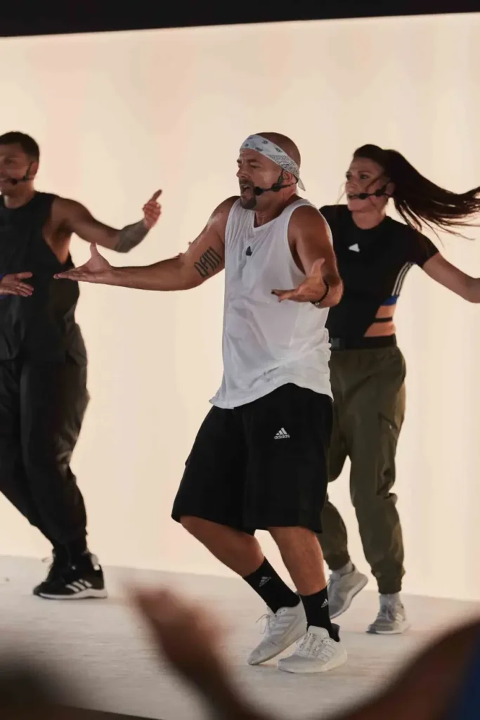 Trois personnes font de l’aérobic en studio