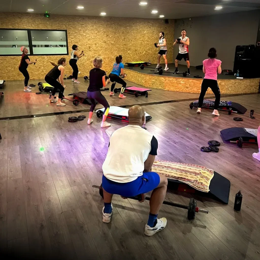 Cours de fitness en groupe dans un gymnase.