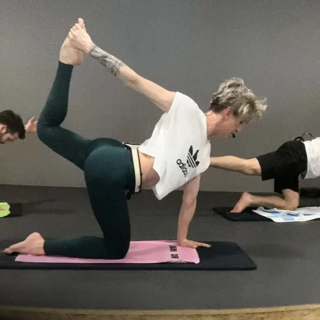 Personne faisant du yoga dans une posture avancée.