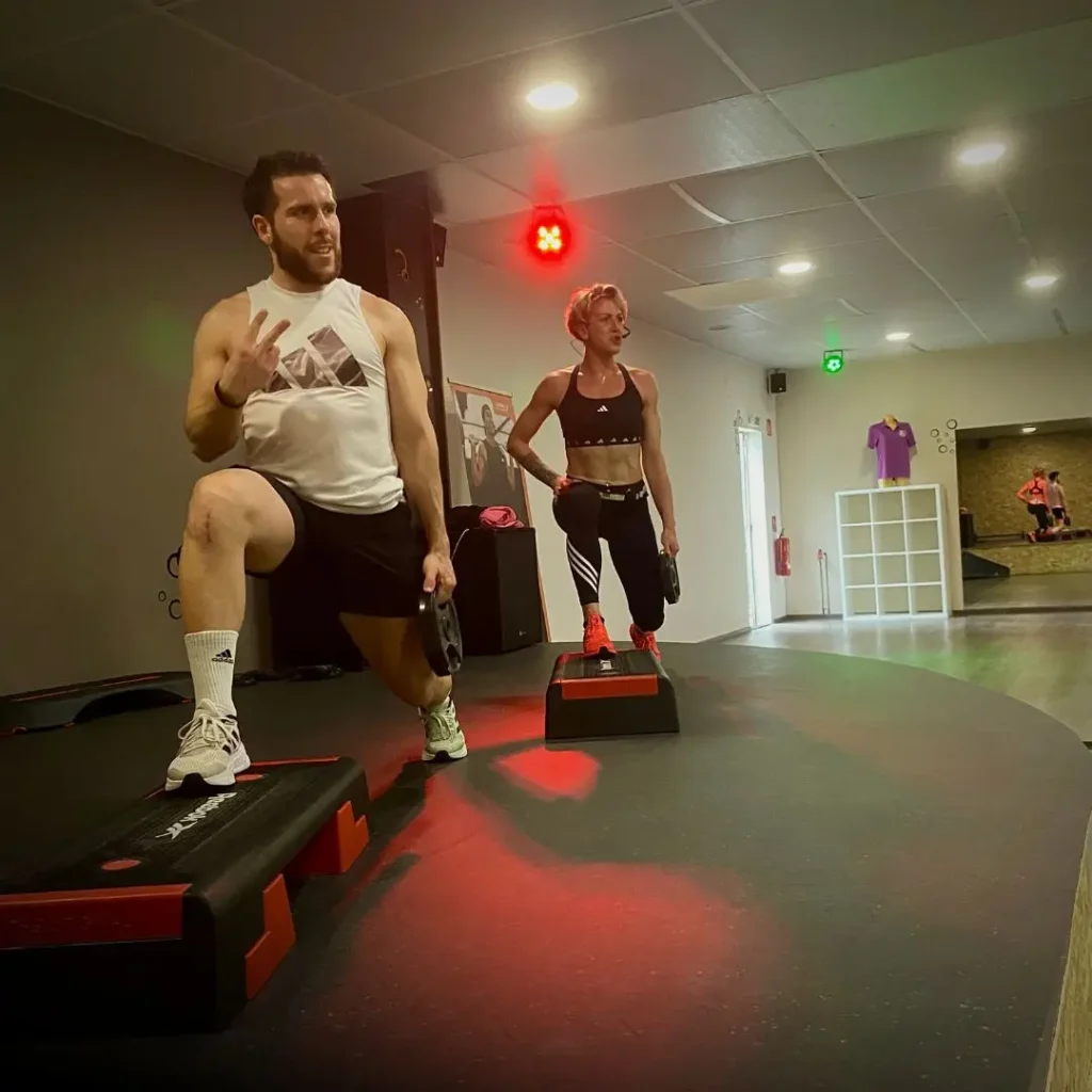 Homme et femme s'exerçant en salle de sport.