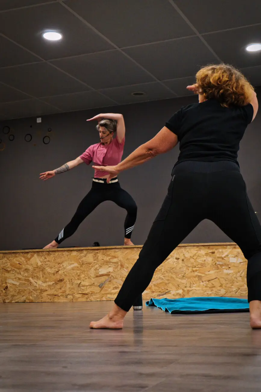 Deux femmes pratiquent la danse en salle.