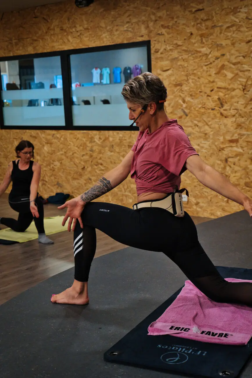 Femme pratiquant le yoga en salle de sport