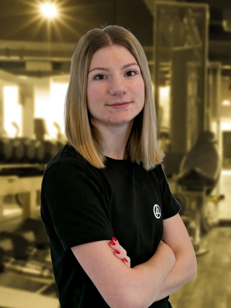 Jeune femme souriante dans une salle de gym