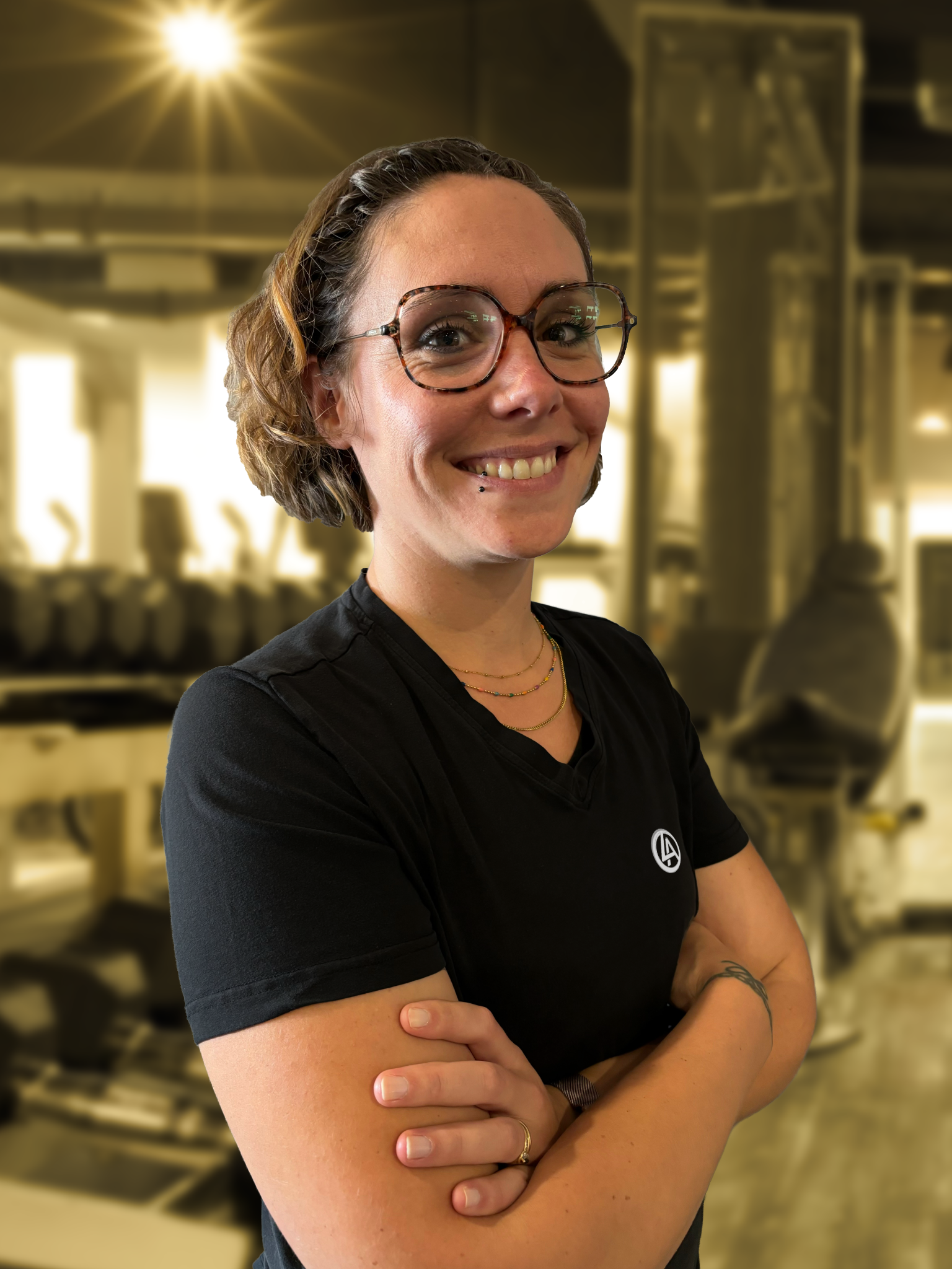 Femme souriante en salle de sport