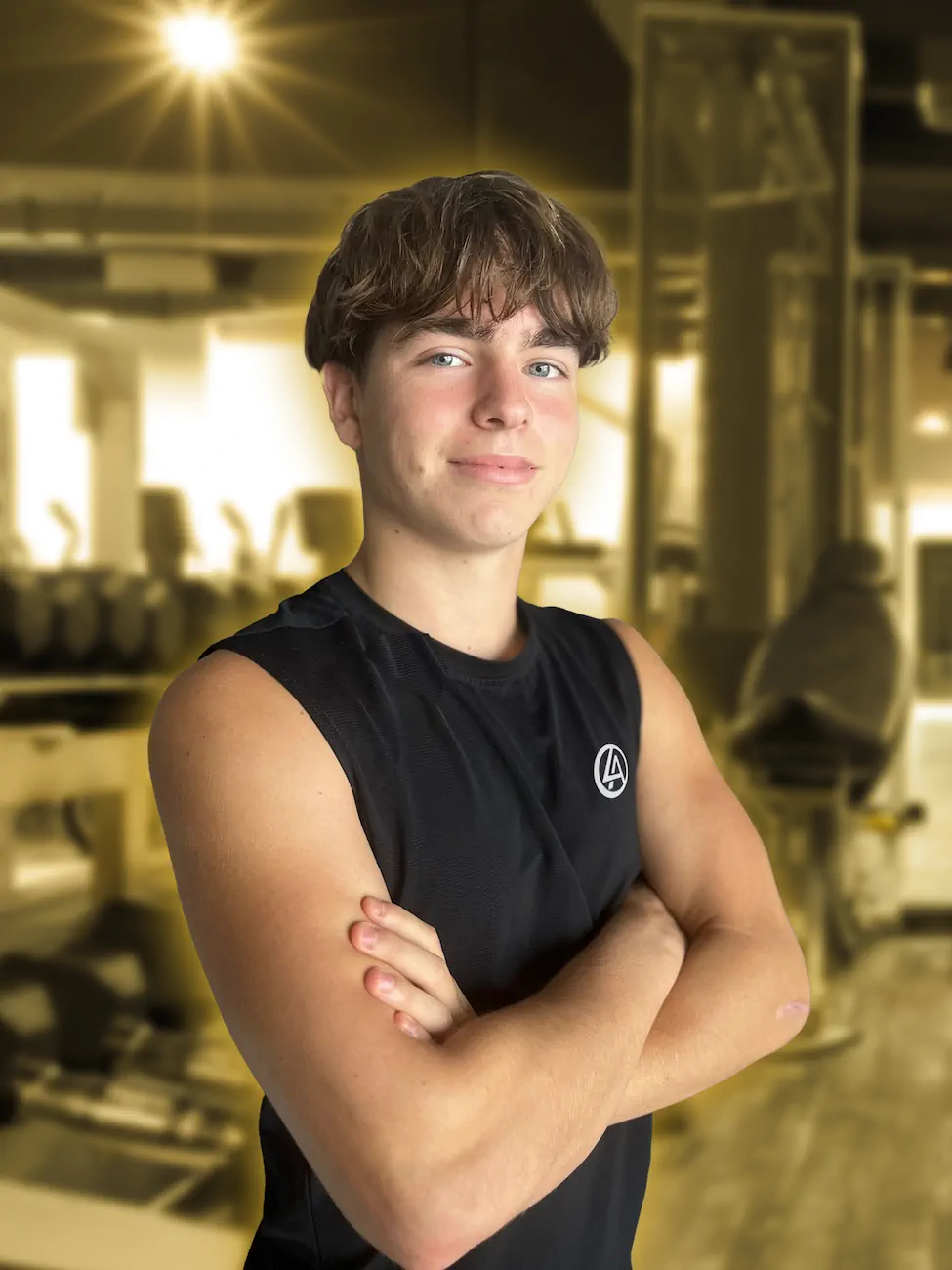 Jeune homme souriant dans une salle de gym.