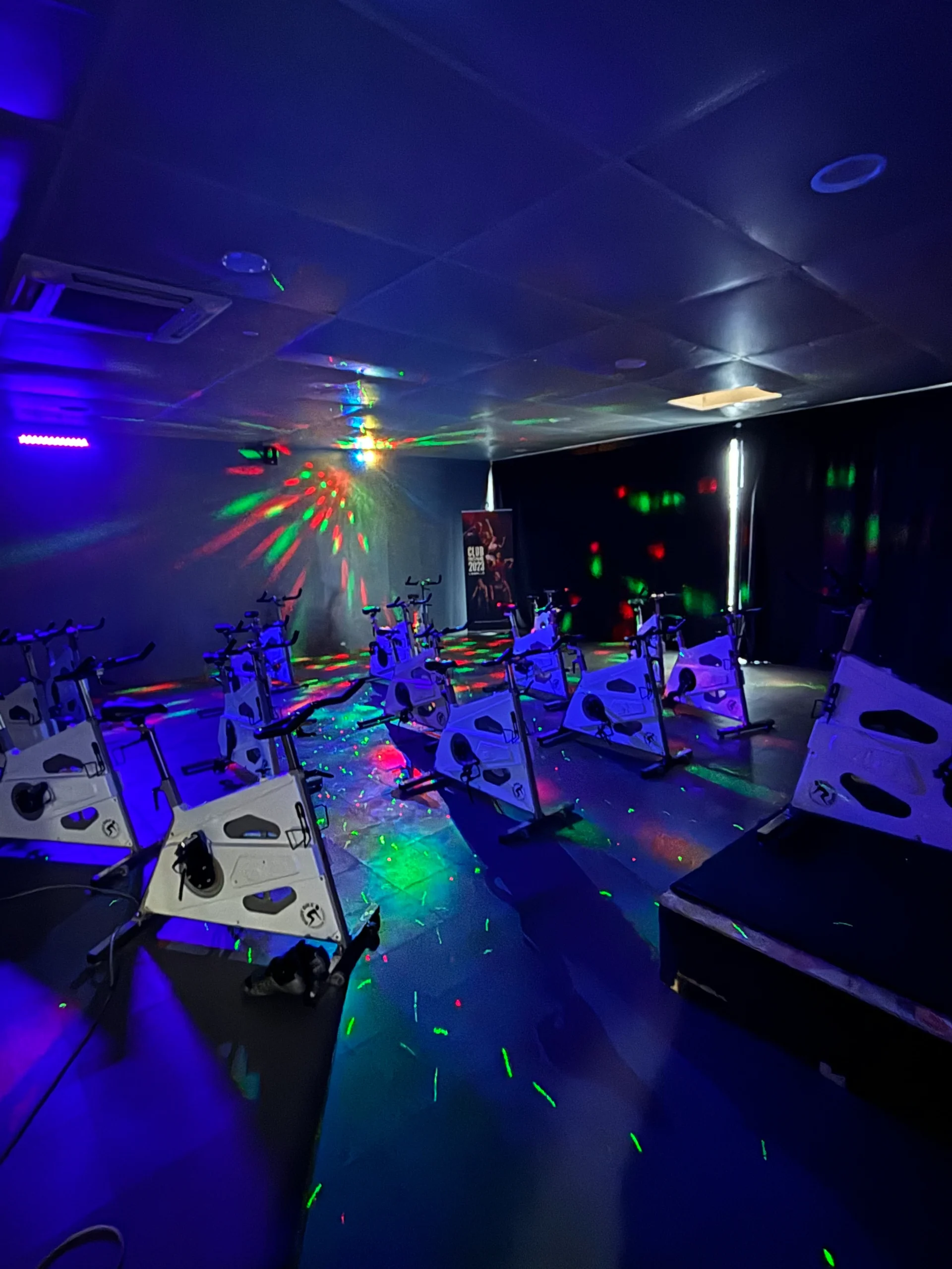 Salle de sport illuminée de lumières disco colorées