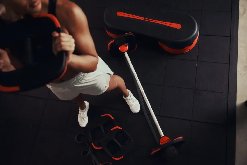 Femme s'entraînant avec des équipements de gym