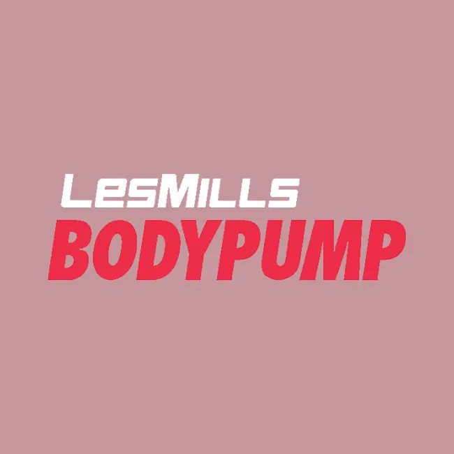 Logo rouge "LesMills BODYPUMP" sur fond rose.