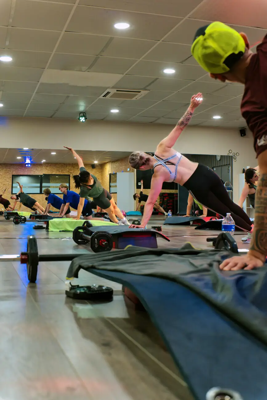 Cours de fitness en salle, participants étirés