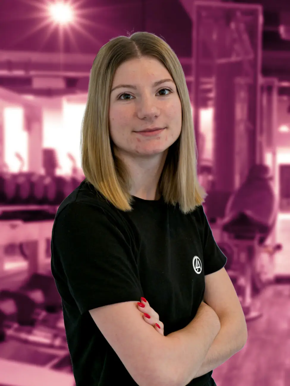 Jeune femme souriante dans un gymnase violet