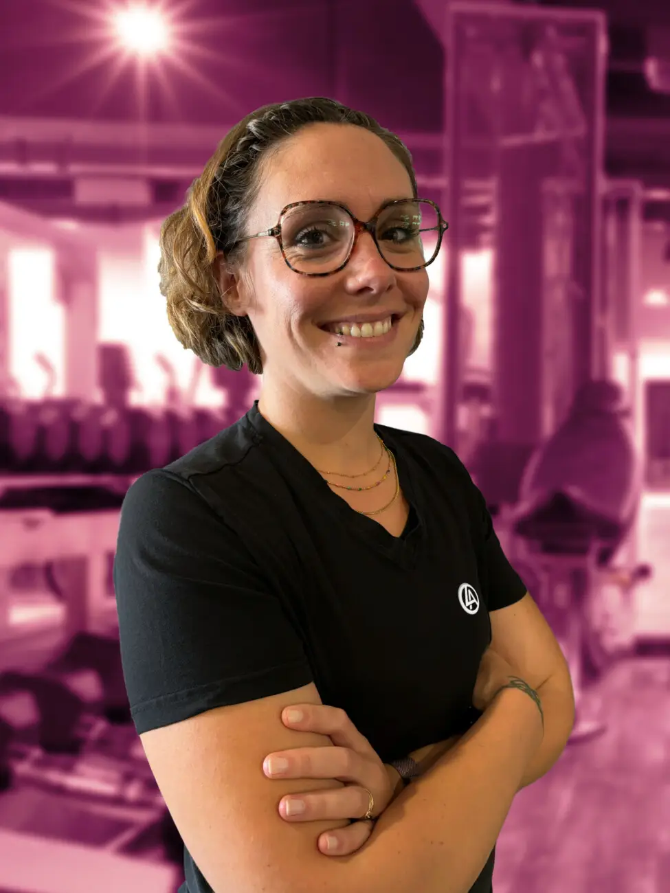 Femme souriante en salle de gym violette