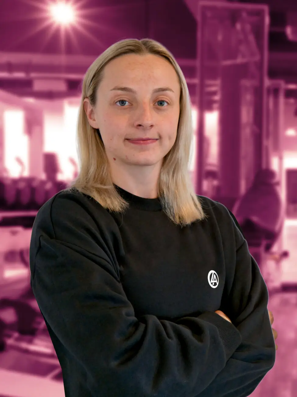 Femme en sweat noir devant salle de gym violette